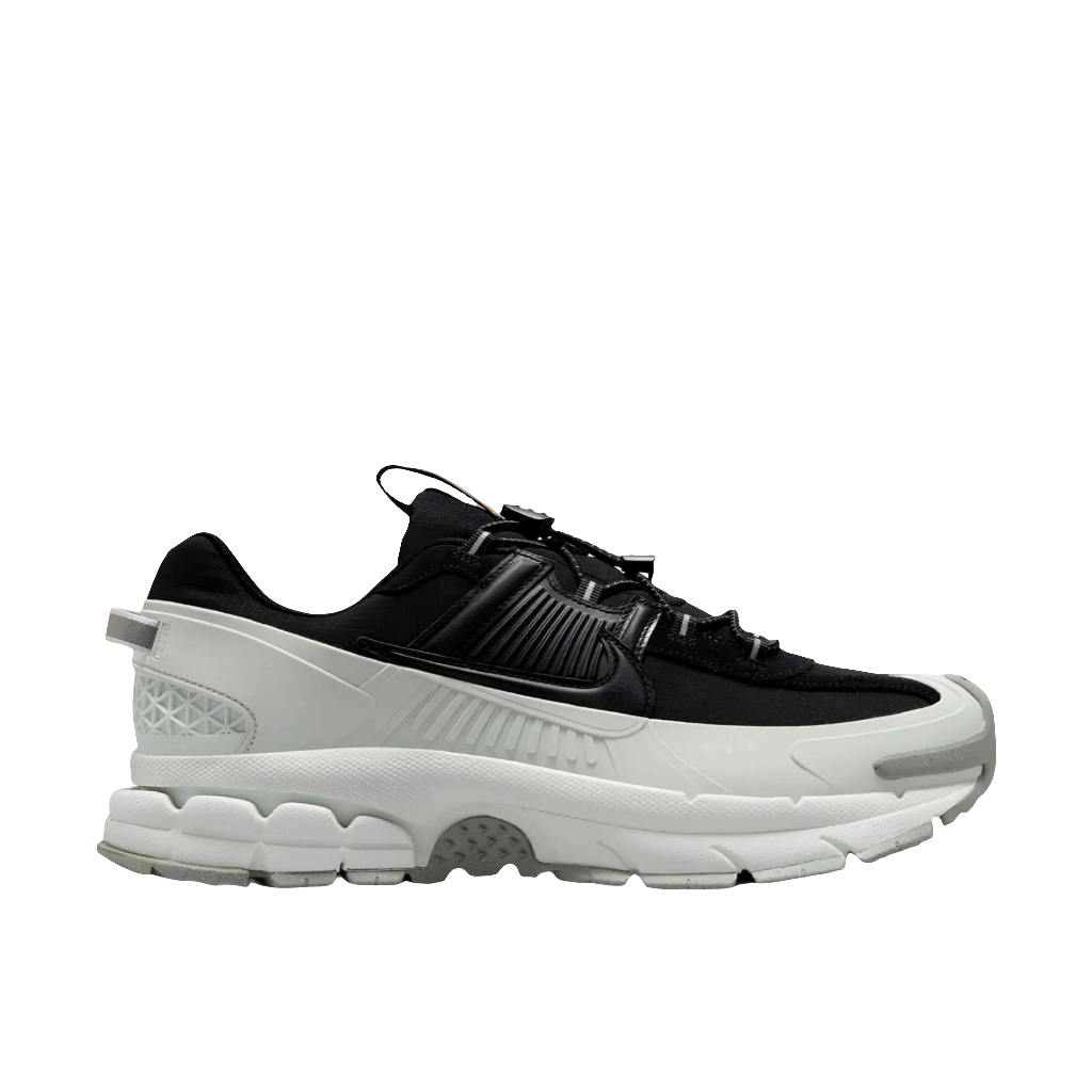 Nike Zoom Vomero Roam Winterized in Black/Light Silver/Jade Horizon/Black.