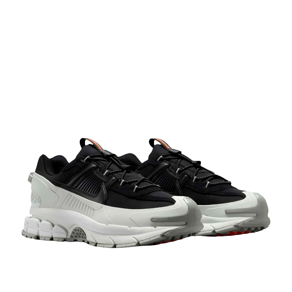 Nike Zoom Vomero Roam Winterized in Black/Light Silver/Jade Horizon/Black.